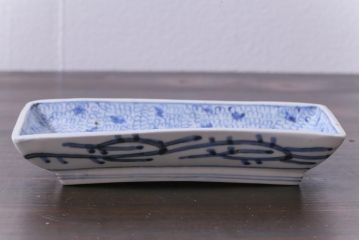 古民具・骨董　江戸期　微塵唐草　小振りのサイズが珍しい染付皿(長皿、深皿)