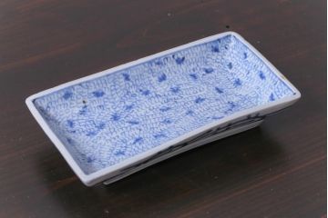 古民具・骨董　江戸期　微塵唐草　小振りのサイズが珍しい染付皿(長皿、深皿)