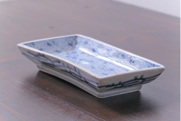 古民具・骨董　江戸期　微塵唐草　小振りのサイズが珍しい染付皿(長皿、深皿)