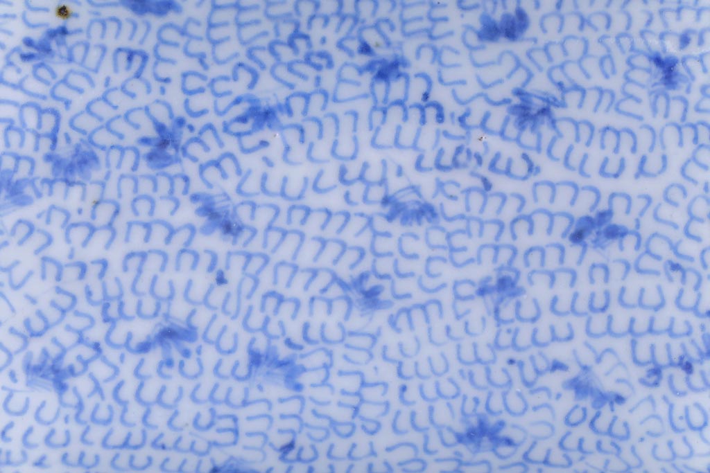 古民具・骨董　江戸期　微塵唐草　小振りのサイズが珍しい染付皿(長皿、深皿)