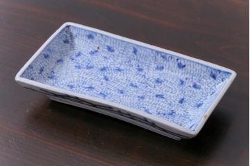 古民具・骨董　江戸期　微塵唐草　小振りのサイズが珍しい染付皿(長皿、深皿)