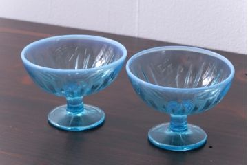 アンティーク雑貨　昭和レトロ　爽やかな色味の乳白暈し氷コップ2個セット(プレスガラス)