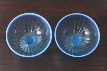 アンティーク雑貨　昭和レトロ　爽やかな色味の乳白暈し氷コップ2個セット(プレスガラス)