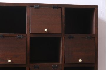 ラフジュ工房オリジナル　古材リメイク　4×4マス　互い違いのパタパタ扉がお洒落な鉄脚付きマス目棚(収納棚、戸棚、ロッカー、キャビネット)(R-034285)