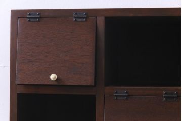 ラフジュ工房オリジナル　古材リメイク　4×4マス　互い違いのパタパタ扉がお洒落な鉄脚付きマス目棚(収納棚、戸棚、ロッカー、キャビネット)(R-034285)