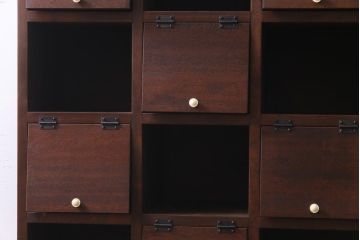 ラフジュ工房オリジナル　古材リメイク　4×4マス　互い違いのパタパタ扉がお洒落な鉄脚付きマス目棚(収納棚、戸棚、ロッカー、キャビネット)(R-034285)