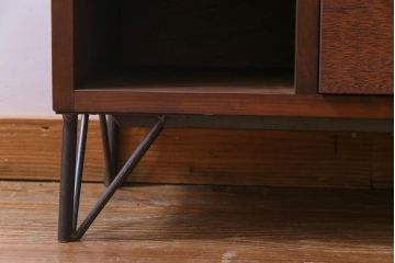 ラフジュ工房オリジナル　古材リメイク　4×4マス　互い違いのパタパタ扉がお洒落な鉄脚付きマス目棚(収納棚、戸棚、ロッカー、キャビネット)(R-034285)