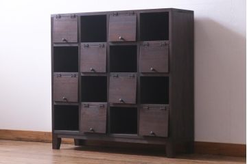 ラフジュ工房オリジナル　古材リメイク　4×4マス　互い違いのパタパタ扉がお洒落な脚付きマス目棚(収納棚)(1)