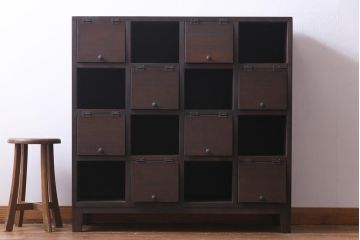 ラフジュ工房オリジナル　古材リメイク　4×4マス　互い違いのパタパタ扉がお洒落な脚付きマス目棚(収納棚)(1)