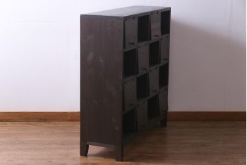 ラフジュ工房オリジナル　古材リメイク　4×4マス　互い違いのパタパタ扉がお洒落な脚付きマス目棚(収納棚)(1)