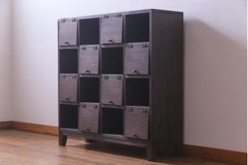 ラフジュ工房オリジナル　古材リメイク　4×4マス　互い違いのパタパタ扉がお洒落な脚付きマス目棚(収納棚)(1)