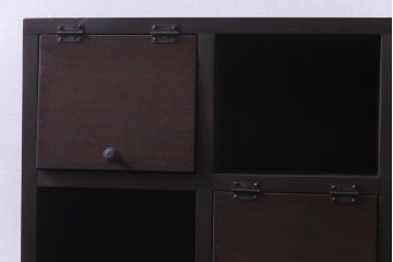 ラフジュ工房オリジナル　古材リメイク　4×4マス　互い違いのパタパタ扉がお洒落な脚付きマス目棚(収納棚)(1)