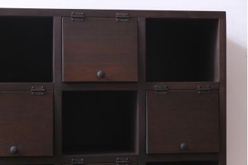 ラフジュ工房オリジナル　古材リメイク　4×4マス　互い違いのパタパタ扉がお洒落な脚付きマス目棚(収納棚)(1)