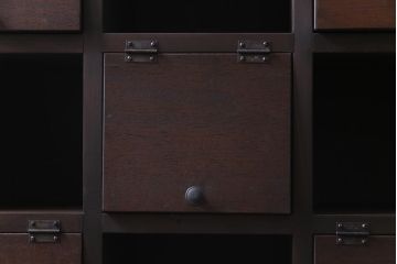 ラフジュ工房オリジナル　古材リメイク　4×4マス　互い違いのパタパタ扉がお洒落な脚付きマス目棚(収納棚)(1)