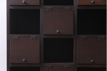 ラフジュ工房オリジナル　古材リメイク　4×4マス　互い違いのパタパタ扉がお洒落な脚付きマス目棚(収納棚)(1)