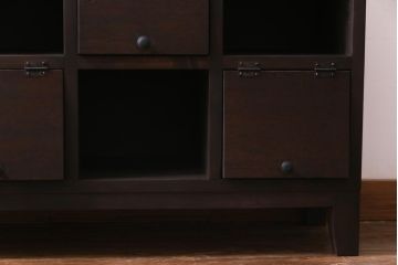 ラフジュ工房オリジナル　古材リメイク　4×4マス　互い違いのパタパタ扉がお洒落な脚付きマス目棚(収納棚)(1)