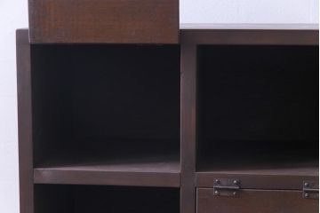 ラフジュ工房オリジナル　古材リメイク　4×4マス　互い違いのパタパタ扉がお洒落な脚付きマス目棚(収納棚)(1)