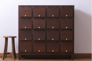 ラフジュ工房オリジナル　4×4マス　白い取っ手がアクセントになったパタパタ扉の収納棚(下駄箱、収納棚)