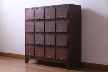 ラフジュ工房オリジナル　4×4マス　白い取っ手がアクセントになったパタパタ扉の収納棚(下駄箱、収納棚)