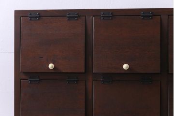 ラフジュ工房オリジナル　4×4マス　白い取っ手がアクセントになったパタパタ扉の収納棚(下駄箱、収納棚)