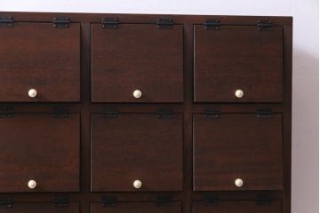 ラフジュ工房オリジナル　4×4マス　白い取っ手がアクセントになったパタパタ扉の収納棚(下駄箱、収納棚)
