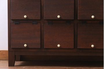 ラフジュ工房オリジナル　4×4マス　白い取っ手がアクセントになったパタパタ扉の収納棚(下駄箱、収納棚)
