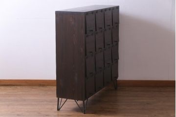 ラフジュ工房オリジナル　鉄脚付き　メンズライクのお部屋に似合うパタパタ扉のマス目棚(収納棚、下駄箱)