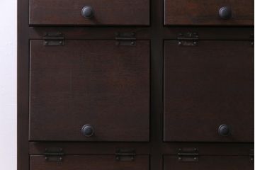 ラフジュ工房オリジナル　鉄脚付き　メンズライクのお部屋に似合うパタパタ扉のマス目棚(収納棚、下駄箱)