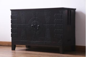 アンティーク家具　明治期　ヒノキ材　インダストリアルな雰囲気漂う観音開き戸のリメイクテレビボード(箪笥ローボード、リビングボード)