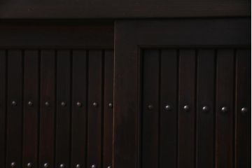 ラフジュ工房オリジナル　古建具リメイク　鎧戸を活かした立派な佇まいのリビングボード(戸棚、収納棚)