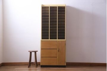レトロ家具　昭和レトロ　大容量　棚板が全て取り外せる使い勝手抜群の書類収納棚(カルテケース、レターラック、書類ケース、カルテ棚)(R-034294)