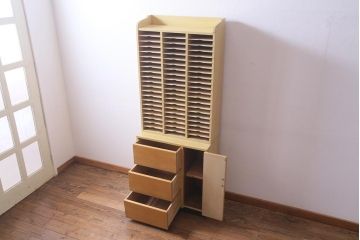 レトロ家具　昭和レトロ　大容量　棚板が全て取り外せる使い勝手抜群の書類収納棚(カルテケース、レターラック、書類ケース、カルテ棚)(R-034294)