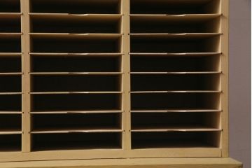 レトロ家具　昭和レトロ　大容量　棚板が全て取り外せる使い勝手抜群の書類収納棚(カルテケース、レターラック、書類ケース、カルテ棚)(R-034294)
