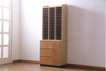 レトロ家具　昭和レトロ　大容量　棚板が全て取り外せる使い勝手抜群の書類収納棚(カルテケース、レターラック、書類ケース、カルテ棚)(R-034294)