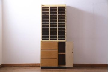 レトロ家具　昭和レトロ　大容量　棚板が全て取り外せる使い勝手抜群の書類収納棚(カルテケース、レターラック、書類ケース、カルテ棚)(R-034294)