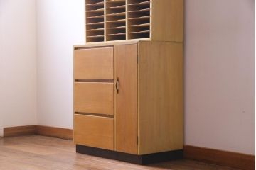 レトロ家具　昭和レトロ　大容量　棚板が全て取り外せる使い勝手抜群の書類収納棚(カルテケース、レターラック、書類ケース、カルテ棚)(R-034294)