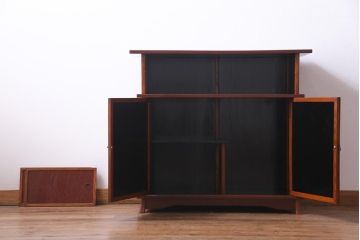 中古　工芸家具　漆塗り　杉・桑材　花鳥図　鶏蒔絵が目を引くモダンな茶箪笥(戸棚、収納棚)(定価約45万円)