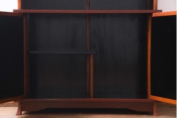 中古　工芸家具　漆塗り　杉・桑材　花鳥図　鶏蒔絵が目を引くモダンな茶箪笥(戸棚、収納棚)(定価約45万円)