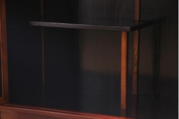 中古　工芸家具　漆塗り　杉・桑材　花鳥図　鶏蒔絵が目を引くモダンな茶箪笥(戸棚、収納棚)(定価約45万円)