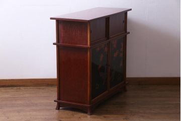 中古　工芸家具　漆塗り　杉・桑材　花鳥図　鶏蒔絵が目を引くモダンな茶箪笥(戸棚、収納棚)(定価約45万円)