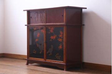 中古　工芸家具　漆塗り　杉・桑材　花鳥図　鶏蒔絵が目を引くモダンな茶箪笥(戸棚、収納棚)(定価約45万円)