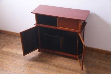 中古　工芸家具　漆塗り　杉・桑材　花鳥図　鶏蒔絵が目を引くモダンな茶箪笥(戸棚、収納棚)(定価約45万円)