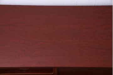 中古　工芸家具　漆塗り　杉・桑材　花鳥図　鶏蒔絵が目を引くモダンな茶箪笥(戸棚、収納棚)(定価約45万円)