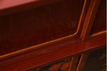 中古　工芸家具　漆塗り　杉・桑材　花鳥図　鶏蒔絵が目を引くモダンな茶箪笥(戸棚、収納棚)(定価約45万円)