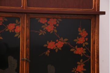 中古　工芸家具　漆塗り　杉・桑材　花鳥図　鶏蒔絵が目を引くモダンな茶箪笥(戸棚、収納棚)(定価約45万円)