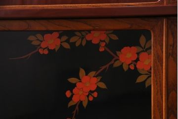 中古　工芸家具　漆塗り　杉・桑材　花鳥図　鶏蒔絵が目を引くモダンな茶箪笥(戸棚、収納棚)(定価約45万円)