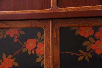 中古　工芸家具　漆塗り　杉・桑材　花鳥図　鶏蒔絵が目を引くモダンな茶箪笥(戸棚、収納棚)(定価約45万円)