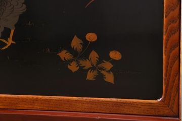 中古　工芸家具　漆塗り　杉・桑材　花鳥図　鶏蒔絵が目を引くモダンな茶箪笥(戸棚、収納棚)(定価約45万円)