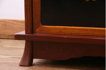 中古　工芸家具　漆塗り　杉・桑材　花鳥図　鶏蒔絵が目を引くモダンな茶箪笥(戸棚、収納棚)(定価約45万円)