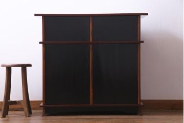 中古　工芸家具　漆塗り　杉・桑材　花鳥図　鶏蒔絵が目を引くモダンな茶箪笥(戸棚、収納棚)(定価約45万円)